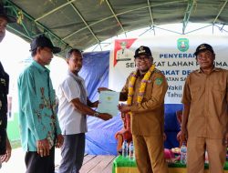 Wabup Kasmidi Serahkan 60 Bidang Sertifikat Tanah Kepada Warga Desa Perupuk Kecamatan Sangkulirang