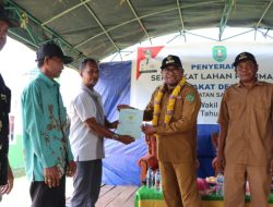 Kasmidi Bulang Serahkan 60 Sertifikat Lahan Perumahan Masyarakat Desa Perupuk