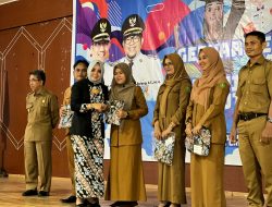 Pemkab Bagikan Seragam Batik Untuk Guru se Kutim