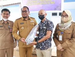 Kasmidi Bulang Serahkan 169 Unit Bantuan Mesin Ketinting Kepada Kelompok Nelayan