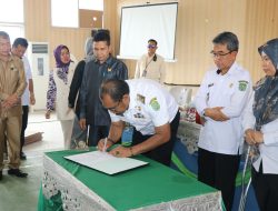 Wabup Kasmidi Minta Para Kades Jaga Iklim Investasi dan Tidak Tinggal Diam Jika Terjadi Kerusakan Lingkungan Yang Ditimbulkan Oleh Perusahaan