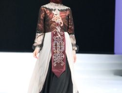 Tampilkan Tenun Rakat Gagasan Mantan Bupati Awang Faroek Ishak, Dinas Pariwisata Kab. Kutim Ikut Ambil Bagian di Indonesia Fashion Week 2023