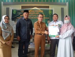 35 Warga Kongbeng dan Wahau Terima Dokumen Kependudukan Hasil Putusan Pengadilan Agama