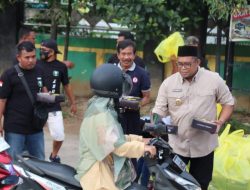 Bersama Permata Kutim, Kasmidi Bagikan Takjil di Simpang Tiga Pendidikan