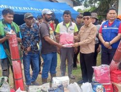 Tinjau Lokasi Kebakaran di Pinang Dalam Sangatta Utara, Bupati Kutim Serahkan Bantuan