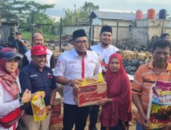 PMI Kutim Bagi 500 Takjil Untuk Pengguna Jalan dan Bagi Paket Sembako Untuk Korban Kebakaran