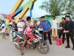 MD KAHMI Kutim Bagikan 500 Takjil di Jembatan Masabang