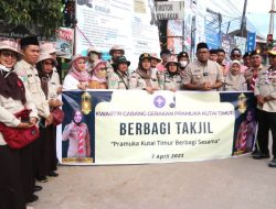 Kwarcab Gerakan Pramuka Kutim Bagi 2.000 Takjil Bagi Pengguna Jalan dan Pejalan Kaki