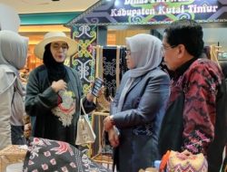 Desainer Senior Ida Royani Tertarik Mengembangkan dan Mempromosikan Kain Tenun Rakat Khas Kutim