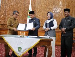 Bupati dan DPRD Tanda Tangani Persetujuan Bersama Raperda Inisiatif Tentang Perlindungan Perempuan Menjadi Perda