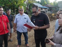 Kunker ke Pedalaman Kutim, Wabup Kasmidi Kembali Serahkan Ambulance, Kali Ini Dipusatkan di Desa Long Tesak