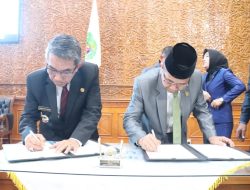 Pemerintah dan DPRD Kutim Tandatangani Perda APBD Kutim 2024 Rp 9,148 Triliun