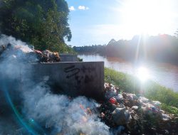 Akibat Tidak Memiliki TPA Warga Buang Sampah di Pinggir Sungai, Timbulkan Bau Tak Sedap