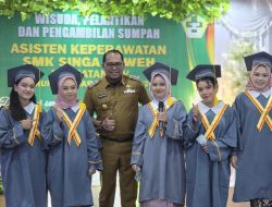 Wakil Bupati Kutim Kasmidi Bulang Hadiri Wisuda 42 Siswi SMK Singa Geweh
