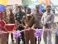 Semangat Pembangunan Infrastruktur: Bupati Kutim Resmikan Balai Desa Kelinjau Ilir dan Dorong Akses Jalan Antar Desa