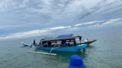 Polairud Polres Kutim Selamatkan Dua Pemancing Korban Kapal Terbalik di Teluk Lombok