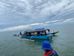 Polairud Polres Kutim Selamatkan Dua Pemancing Korban Kapal Terbalik di Teluk Lombok