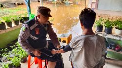 Polres Kutim Adakan Pengobatan Gratis bagi Warga Terdampak Banjir di Sangatta Selatan