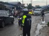Antisipasi Macet Jelang Buka Puasa, Satlantas Polres Kutim Amankan Pasar Ramadan di Tengah Hujan