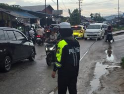 Antisipasi Macet Jelang Buka Puasa, Satlantas Polres Kutim Amankan Pasar Ramadan di Tengah Hujan