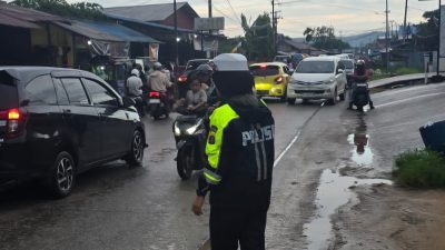Antisipasi Macet Jelang Buka Puasa, Satlantas Polres Kutim Amankan Pasar Ramadan di Tengah Hujan