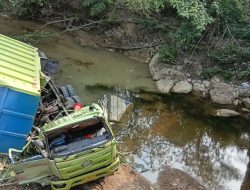 Rem Blong, Truk Roda 10 Hantam Rumah Warga dan Terjun ke Sungai di Bengalon